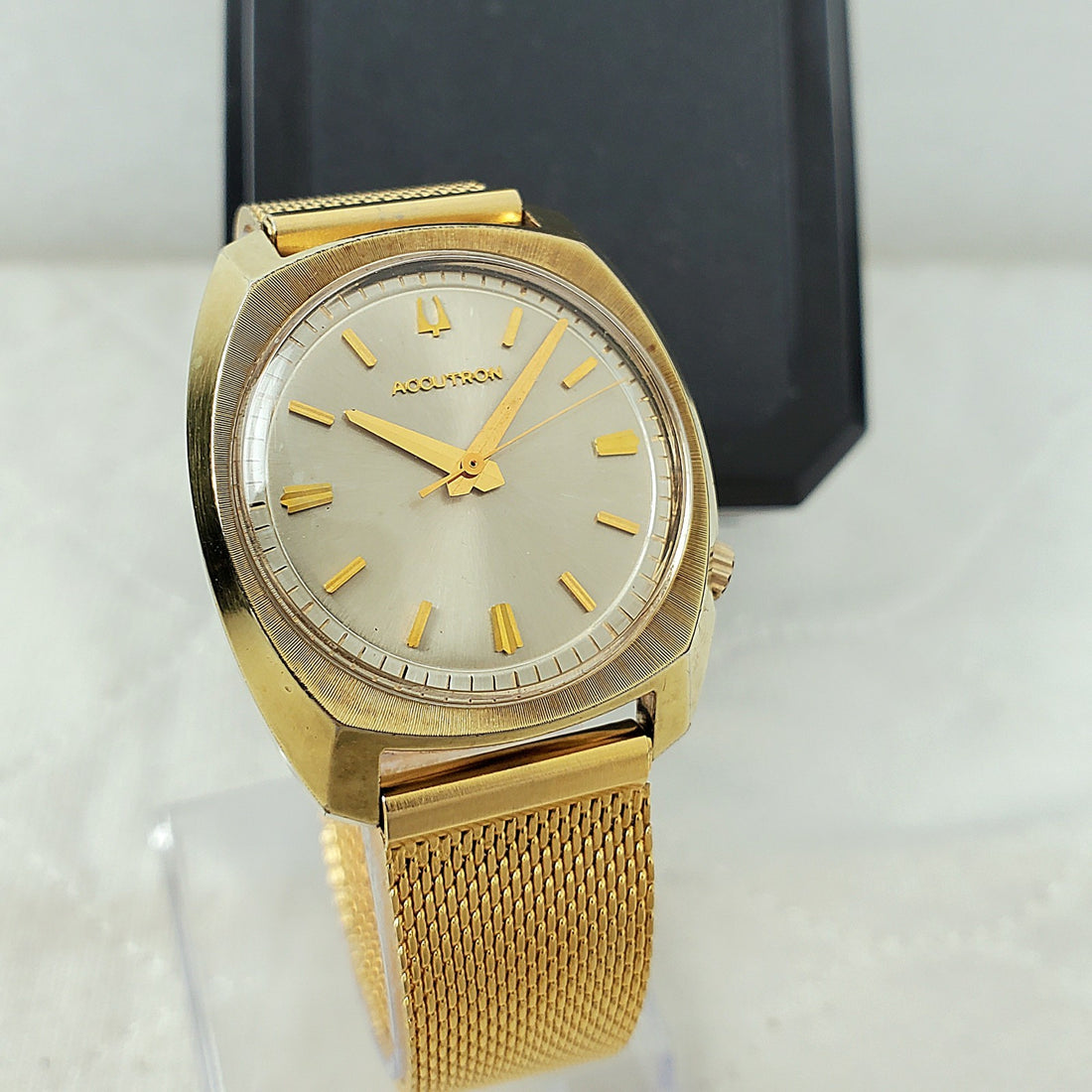 Bulova Accutron 2180 Tuning Fork Gold Cushion Men's Watch — Pre-Owned, photo 1