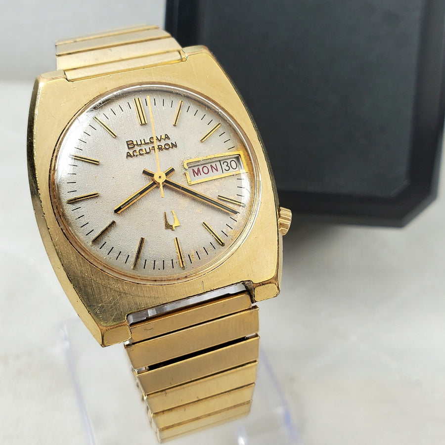 Bulova Accutron Tuning Fork Day/date 10K Gold Men's Watch — Pre-Owned, photo 1