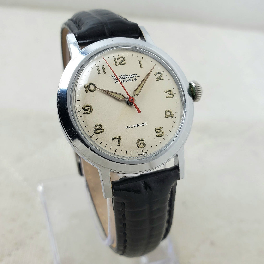 Waltham 17 Jewels Incabloc Handwind Swiss 32MM Men's Watch — Pre-Owned