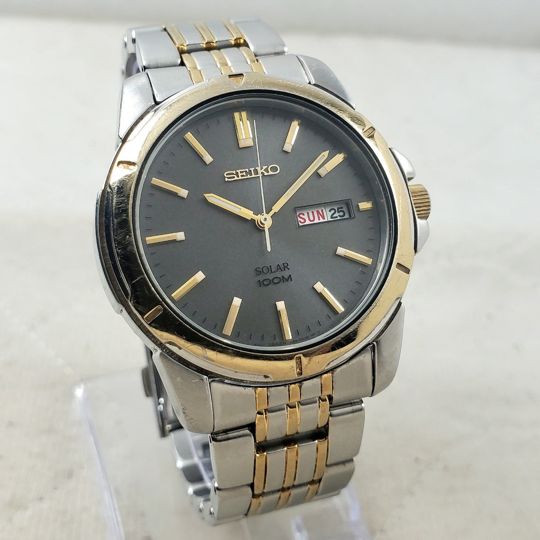 Seiko Solar V158-0AD0 Two-tone/gray Day/date Japan Mov't 40MM Men's Watch — Pre-Owned